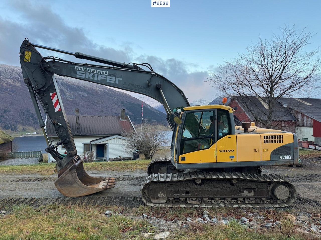 2007 Volvo EC 210 CL w/ excavator bucket and good chassis. - Excavator: picture 1 2007 Volvo EC 210 CL w/ excavator bucket and good chassis. - Excavator: picture 1