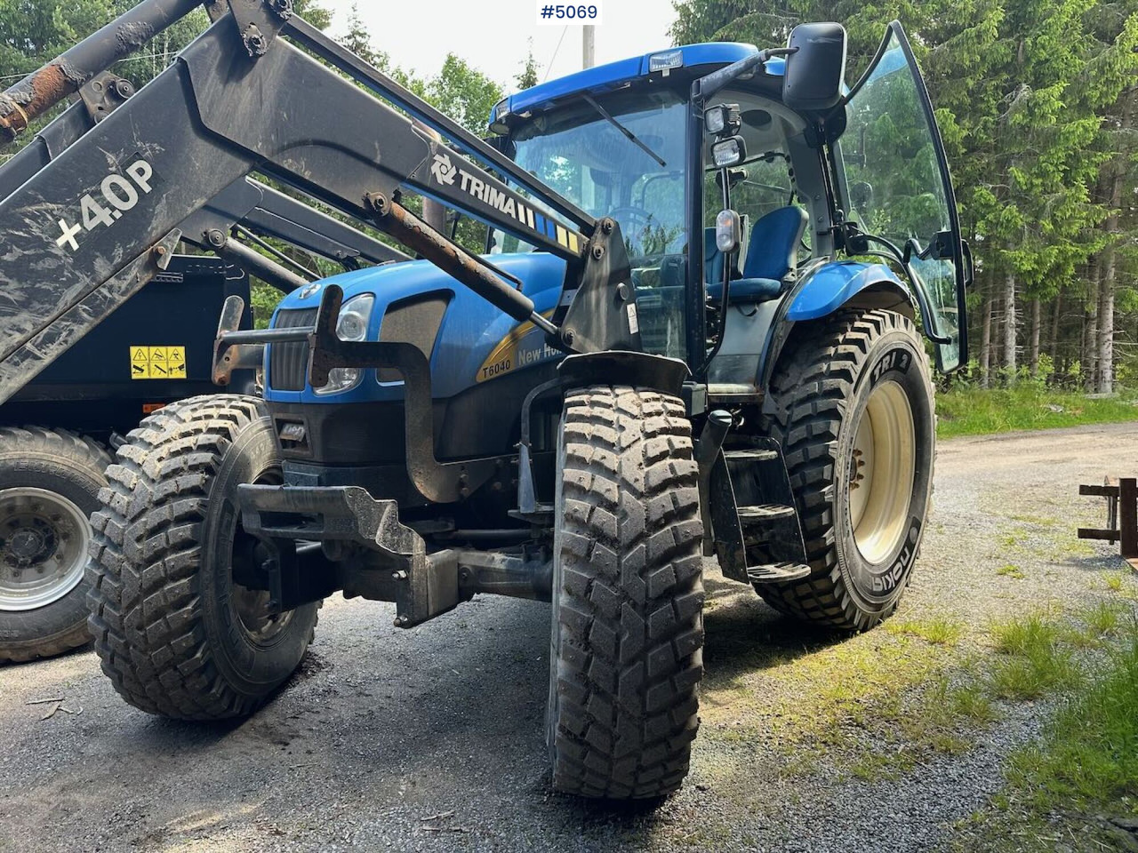 2009 New Holland T6040 SS w/ Trima front loader - Farm tractor: picture 3 2009 New Holland T6040 SS w/ Trima front loader - Farm tractor: picture 3