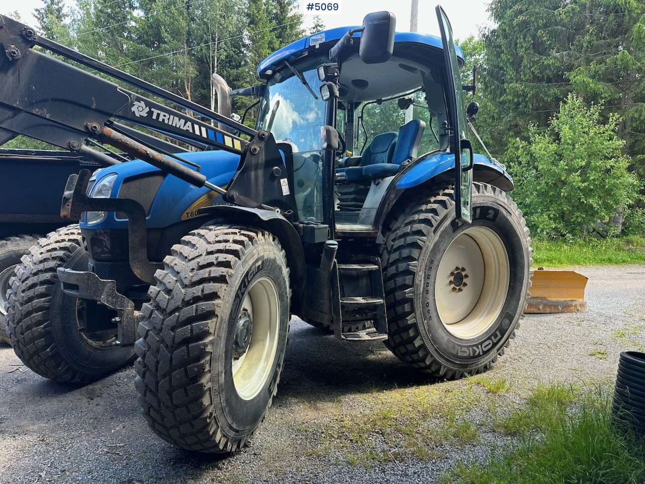 2009 New Holland T6040 SS w/ Trima front loader - Farm tractor: picture 2 2009 New Holland T6040 SS w/ Trima front loader - Farm tractor: picture 2
