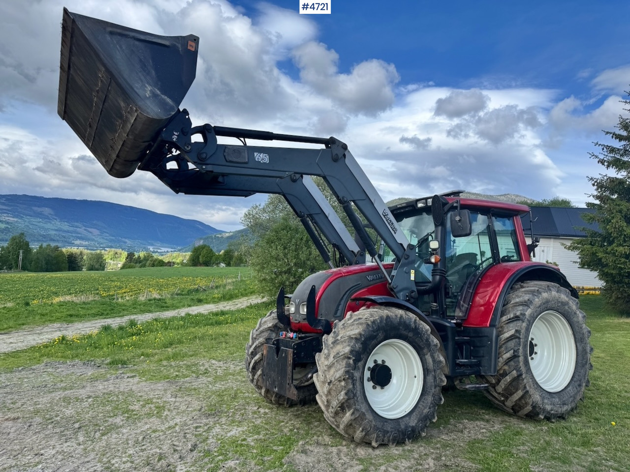 2010 Valtra N142 equipped for snow clearing with front loader - Farm tractor: picture 1 2010 Valtra N142 equipped for snow clearing with front loader - Farm tractor: picture 1