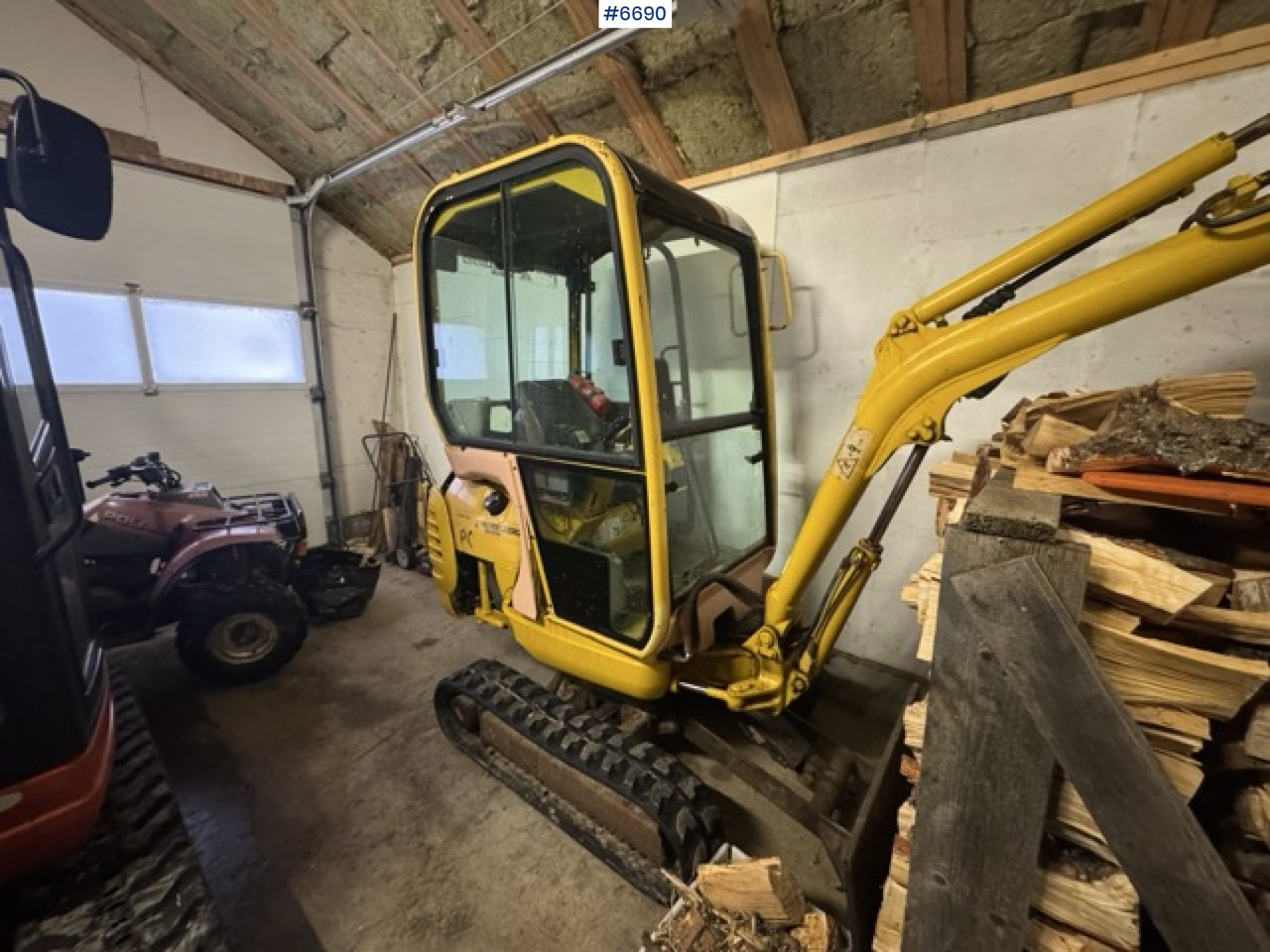 Komatsu PC15R excavator with 2 buckets! - Excavator: picture 1 Komatsu PC15R excavator with 2 buckets! - Excavator: picture 1