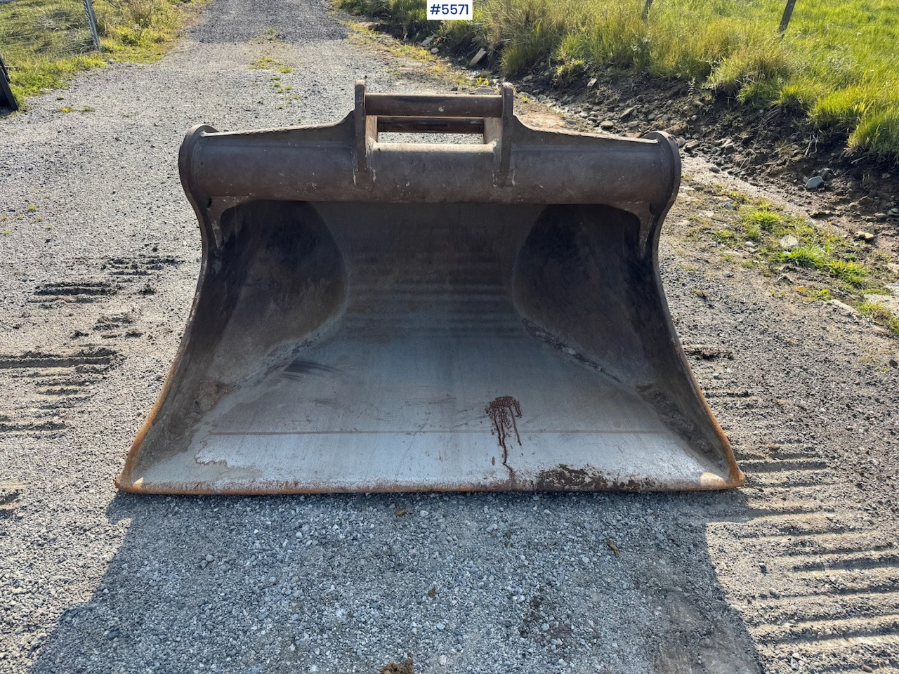 Sanding bucket - Excavator bucket: picture 2 Sanding bucket - Excavator bucket: picture 2