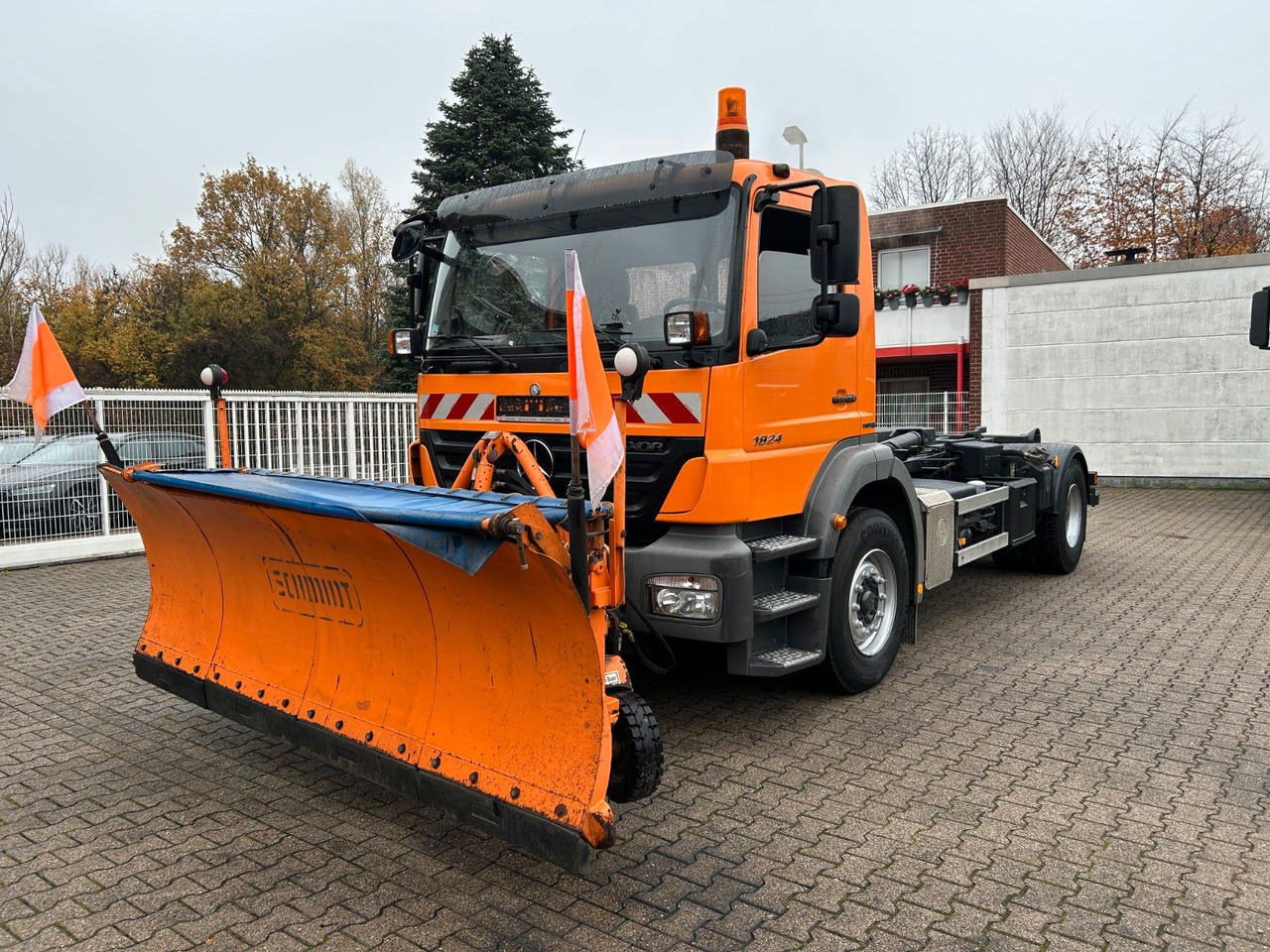 Mercedes-Benz 1824 Axor Abroller mit Schneeschild und Streuer - Hook lift truck: picture 3 Mercedes-Benz 1824 Axor Abroller mit Schneeschild und Streuer - Hook lift truck: picture 3