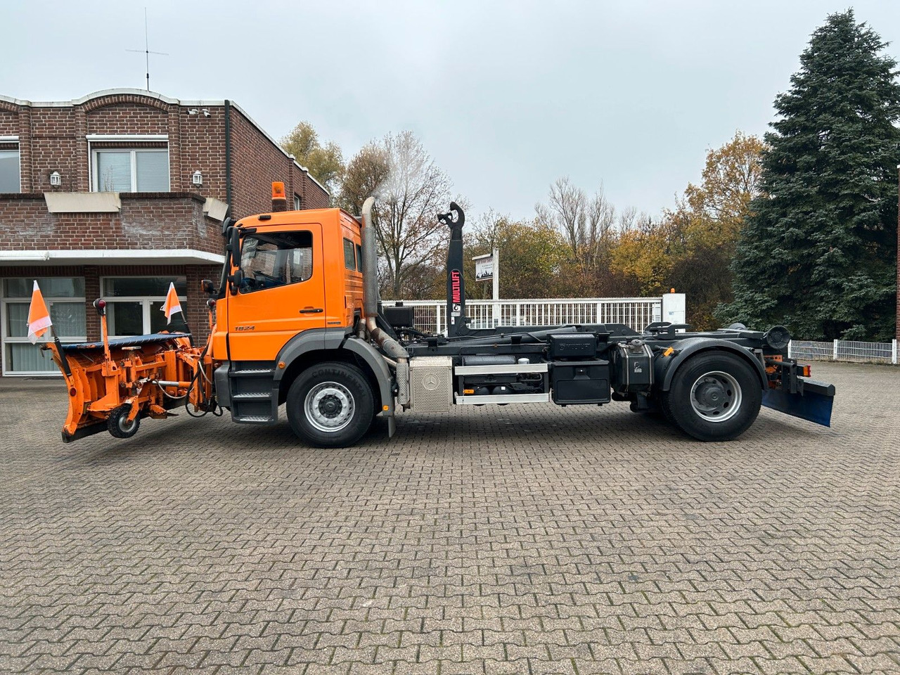 Mercedes-Benz 1824 Axor Abroller mit Schneeschild und Streuer - Hook lift truck: picture 4 Mercedes-Benz 1824 Axor Abroller mit Schneeschild und Streuer - Hook lift truck: picture 4