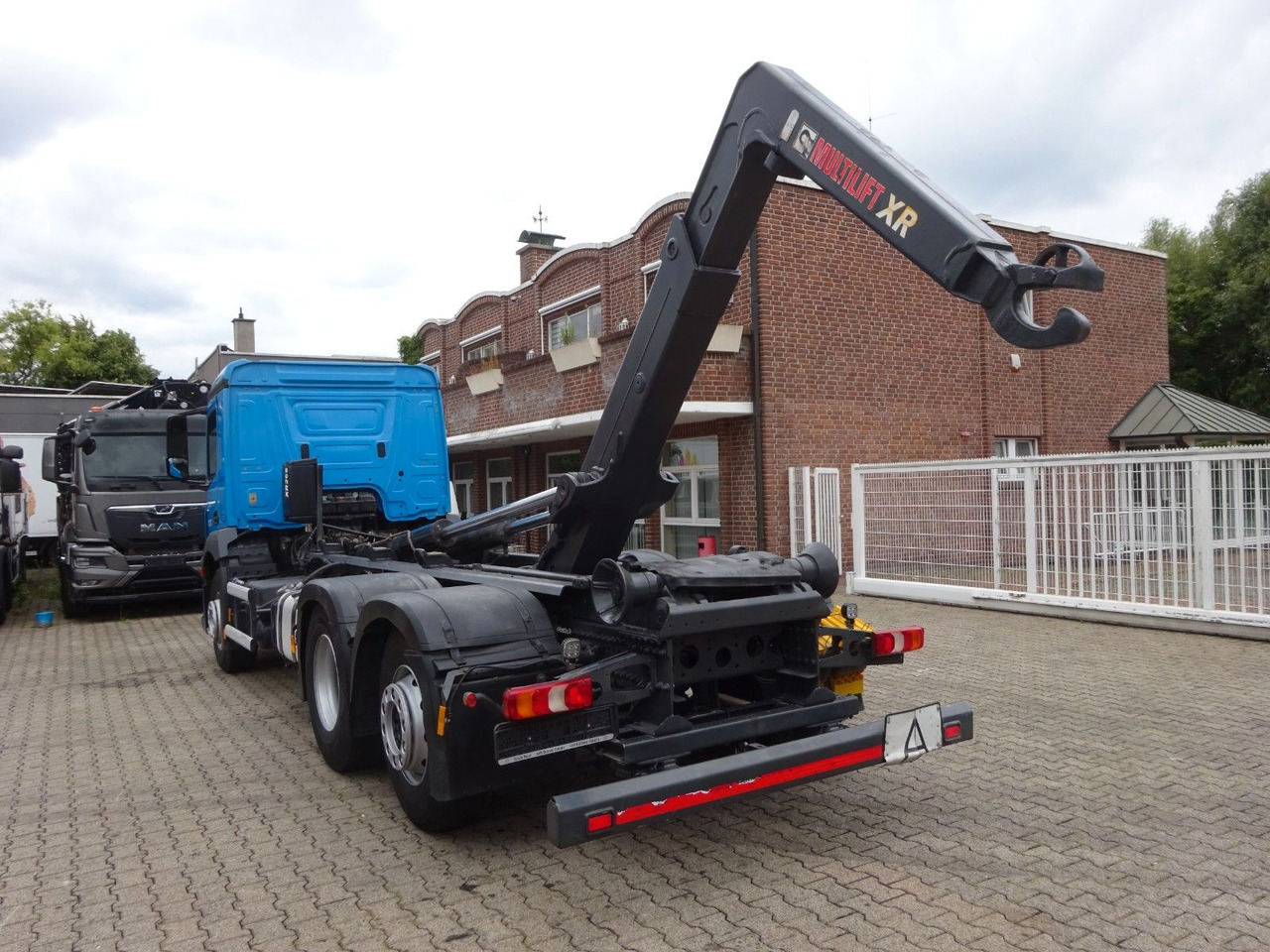 Mercedes-Benz 2533 Antos MULTILIFT Abroller 6x2 - Hook lift truck: picture 4 Mercedes-Benz 2533 Antos MULTILIFT Abroller 6x2 - Hook lift truck: picture 4