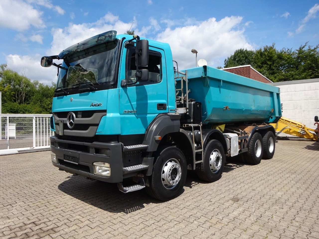 Mercedes-Benz 3240 Axor Muldenkipper 8x4 - Tipper: picture 2 Mercedes-Benz 3240 Axor Muldenkipper 8x4 - Tipper: picture 2