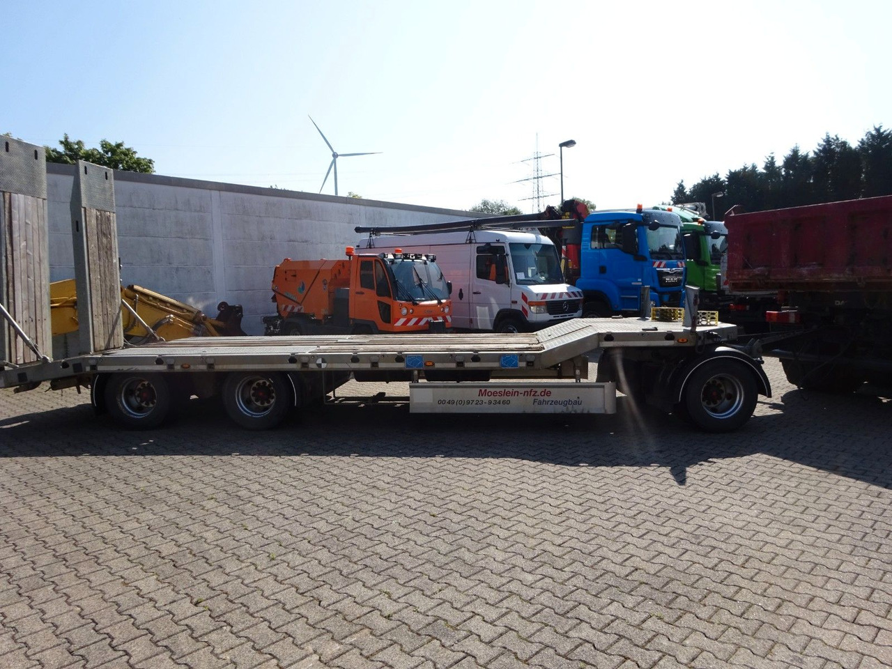 Möslein Tieflader Anhänger mit 3 Achsen und Rampen - Low loader trailer: picture 3 Möslein Tieflader Anhänger mit 3 Achsen und Rampen - Low loader trailer: picture 3
