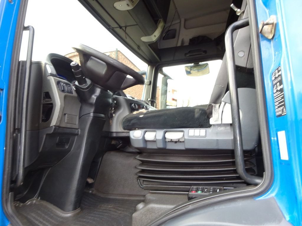 Interior photo 1: Tractor unit MAN 18.400 TGS SZM 4x2 MAN 18.400 TGS SZM 4x2 Retarder 4 LKW´s im Bestand !