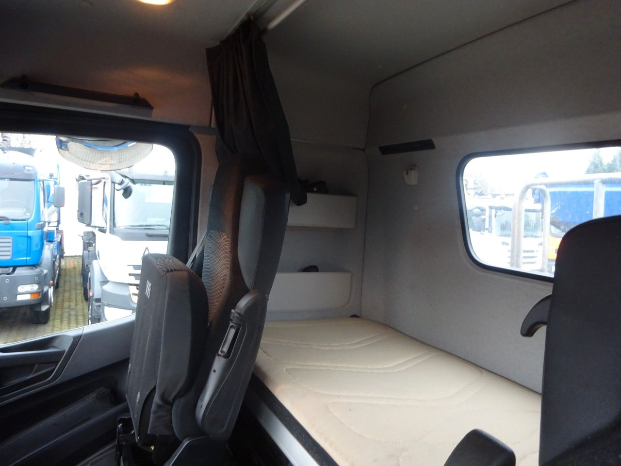 Tractor unit Mercedes-Benz 1853 Arocs SZM mit Kipperpumpe: picture 12