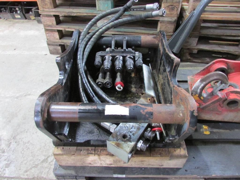 OilQuick OQ 65 Adapterplatte 2.900 EUR - Attachment for Construction machinery: picture 3 OilQuick OQ 65 Adapterplatte 2.900 EUR - Attachment for Construction machinery: picture 3