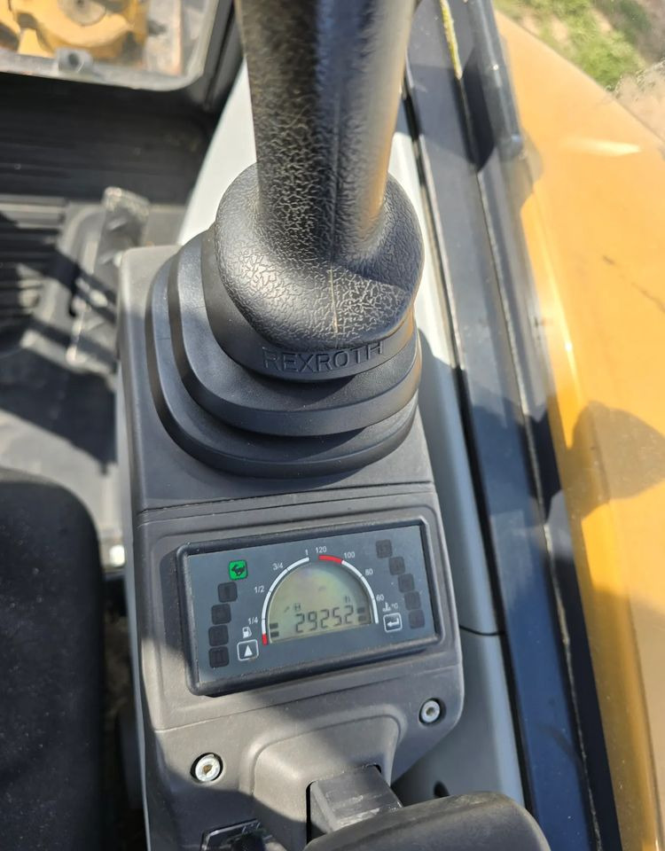 Caterpillar - Mini excavator: picture 4 Caterpillar - Mini excavator: picture 4