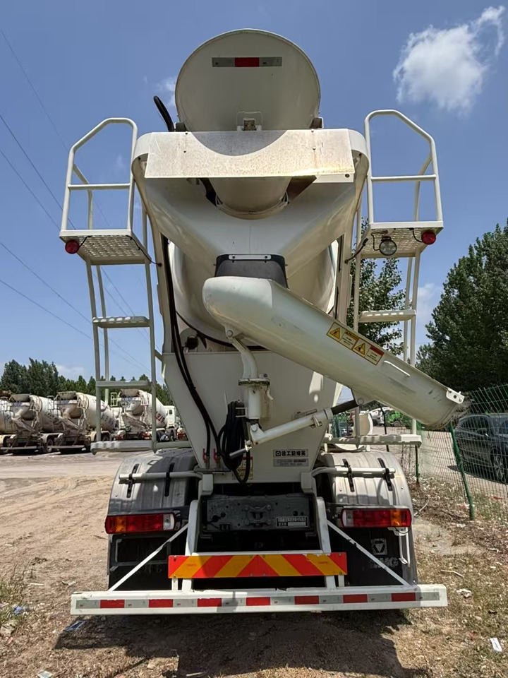 HOWO - Concrete mixer truck: picture 4 HOWO - Concrete mixer truck: picture 4