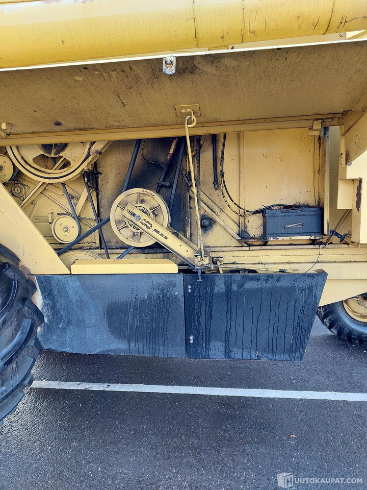 New Holland 8030, 1981 1910h, MTK25, Porvoo - Combine harvester: picture 3 New Holland 8030, 1981 1910h, MTK25, Porvoo - Combine harvester: picture 3