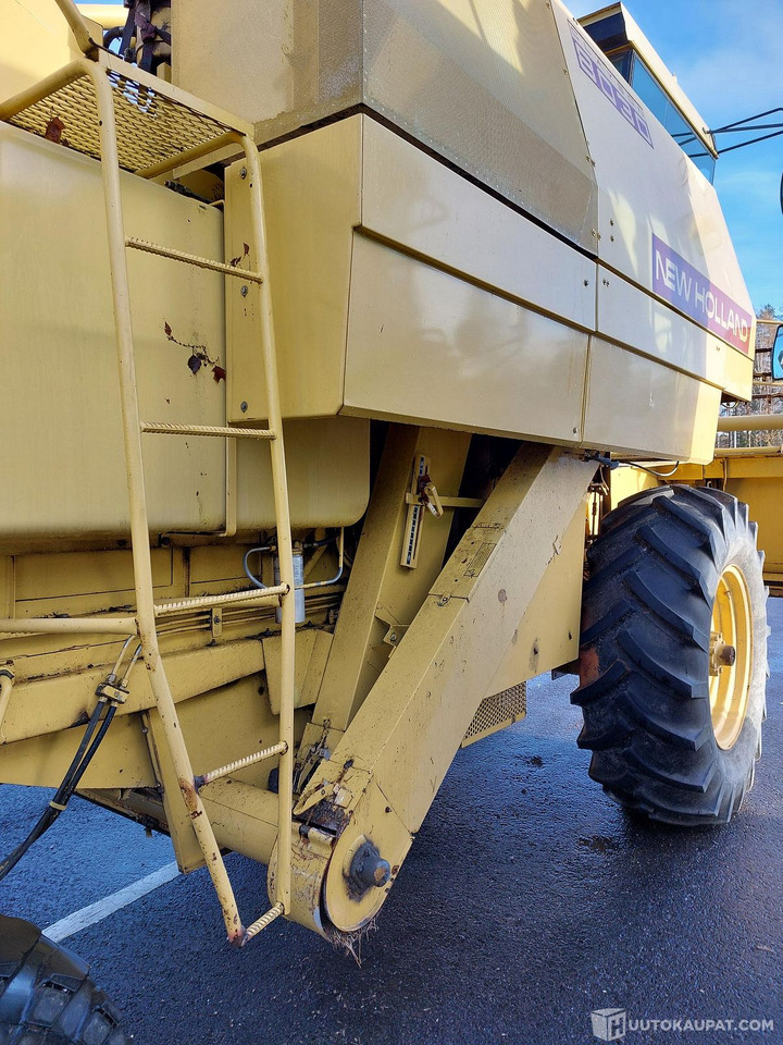 New Holland 8030, 1981 1910h, MTK25, Porvoo - Combine harvester: picture 5 New Holland 8030, 1981 1910h, MTK25, Porvoo - Combine harvester: picture 5