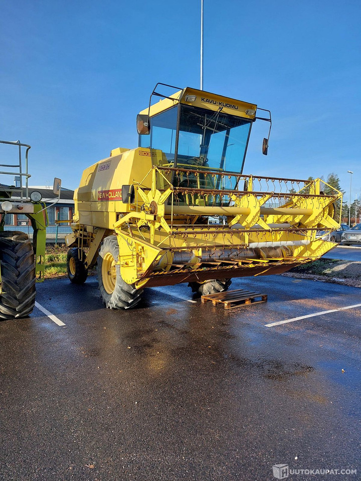 New Holland 8030, 1981 1910h, MTK25, Porvoo - Combine harvester: picture 1 New Holland 8030, 1981 1910h, MTK25, Porvoo - Combine harvester: picture 1