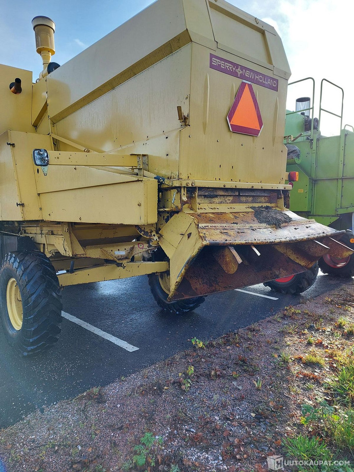 New Holland 8030, 1981 1910h, MTK25, Porvoo - Combine harvester: picture 4 New Holland 8030, 1981 1910h, MTK25, Porvoo - Combine harvester: picture 4
