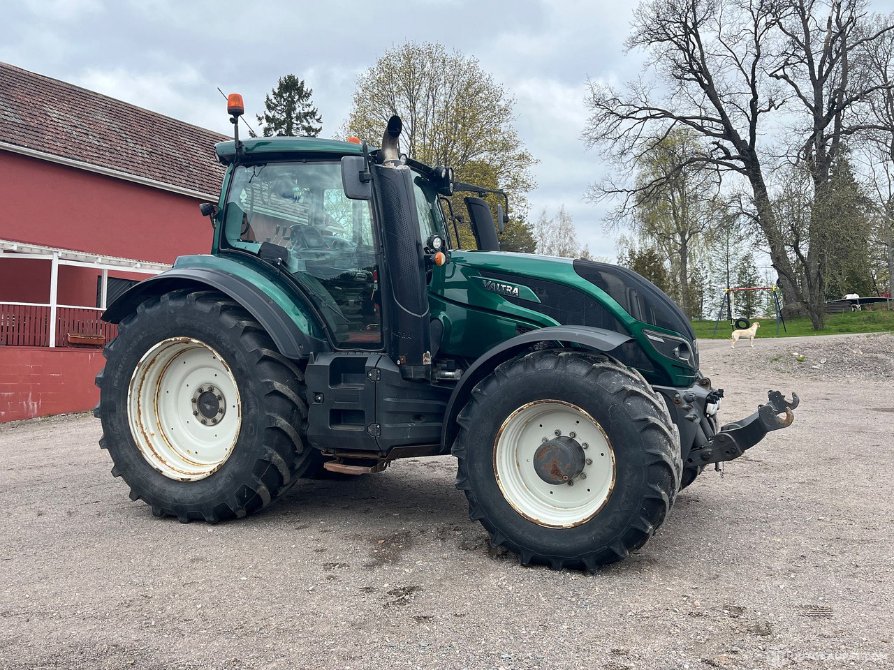 Valtra T234 Versu, traktori etunostolaitteella ja taakseajolaitteilla, 2015, Vantaa - Farm tractor: picture 4 Valtra T234 Versu, traktori etunostolaitteella ja taakseajolaitteilla, 2015, Vantaa - Farm tractor: picture 4