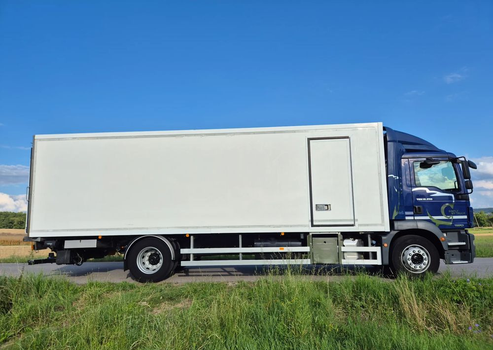 MAN TGM 18.250 Carrier 1950 D/E z Holandii / TOP STAN / 7.5m / 18 palet / winda + drzwi boczne / OKAZJA - Refrigerator truck: picture 4 MAN TGM 18.250 Carrier 1950 D/E z Holandii / TOP STAN / 7.5m / 18 palet / winda + drzwi boczne / OKAZJA - Refrigerator truck: picture 4