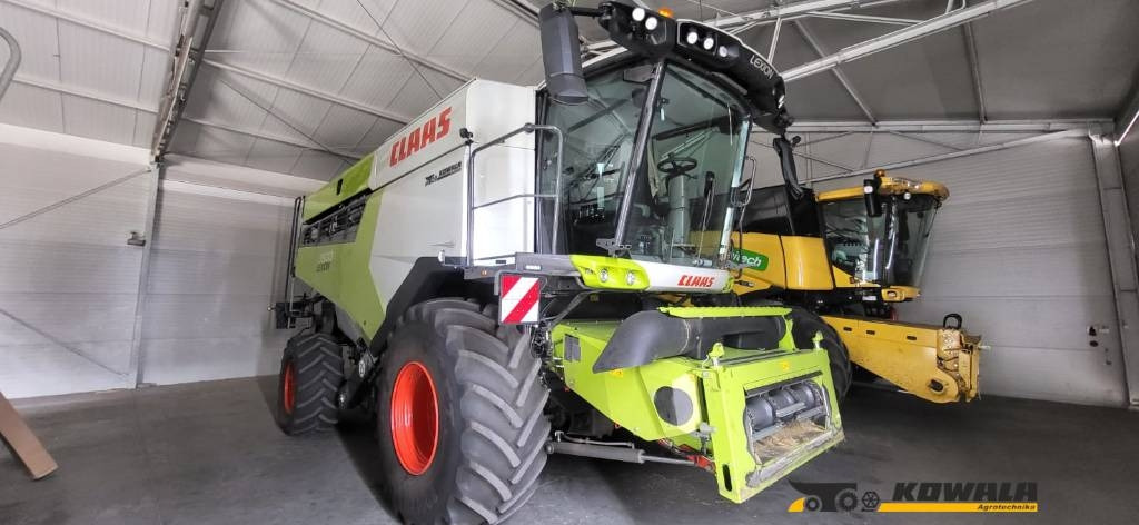 Claas Lexion 7500 + V930  - Combine harvester: picture 1 Claas Lexion 7500 + V930  - Combine harvester: picture 1