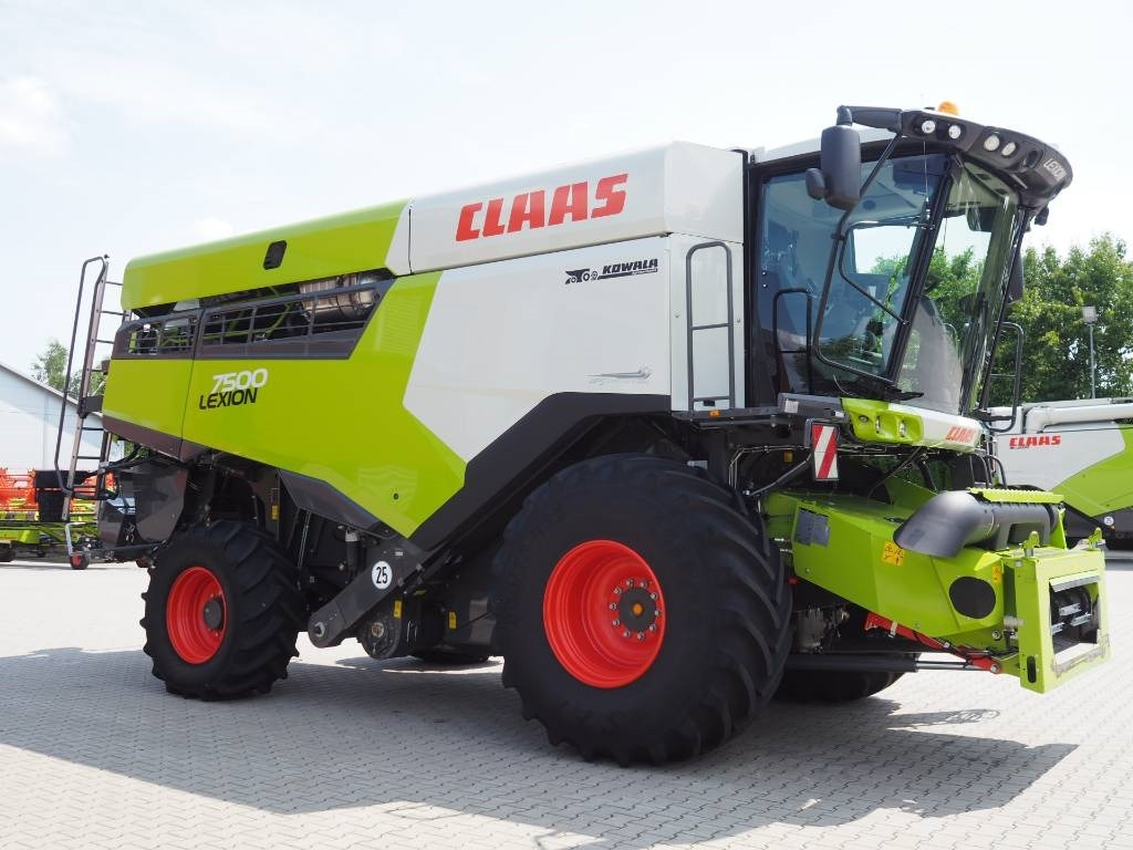 Claas Lexion 7500 + V930 - Combine harvester: picture 4 Claas Lexion 7500 + V930 - Combine harvester: picture 4