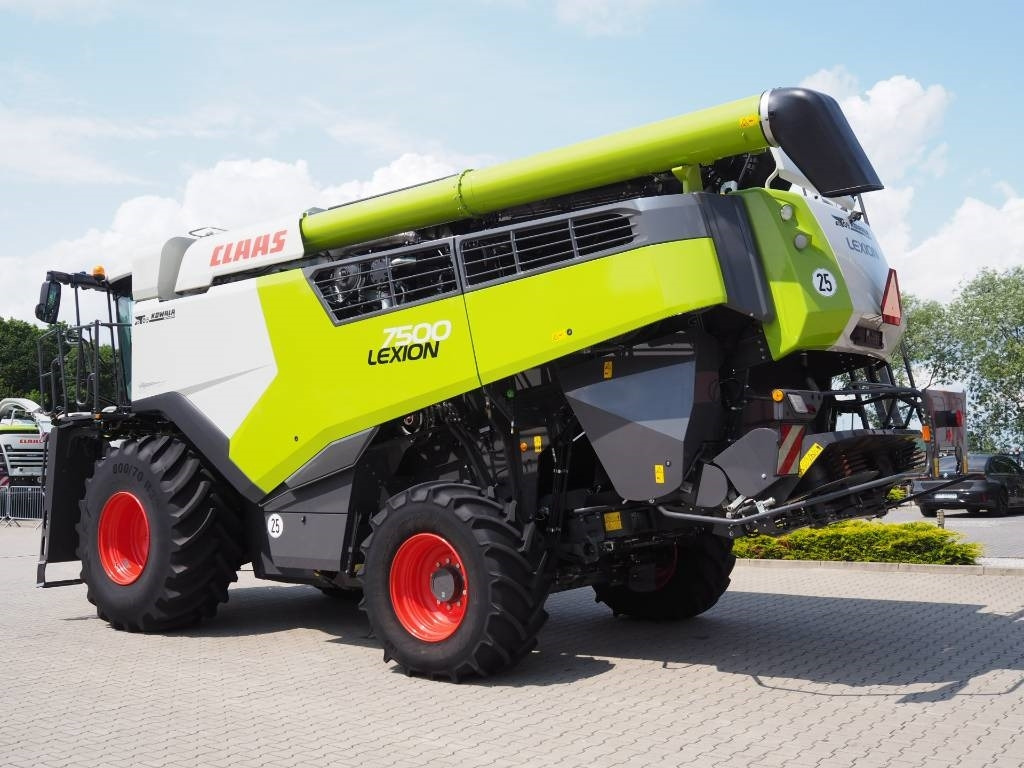Claas Lexion 7500 + V930  - Combine harvester: picture 2 Claas Lexion 7500 + V930  - Combine harvester: picture 2