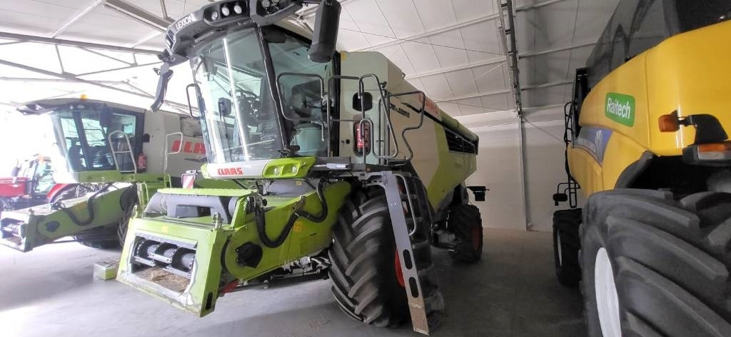 Claas Lexion 7500 + V930  - Combine harvester: picture 2 Claas Lexion 7500 + V930  - Combine harvester: picture 2