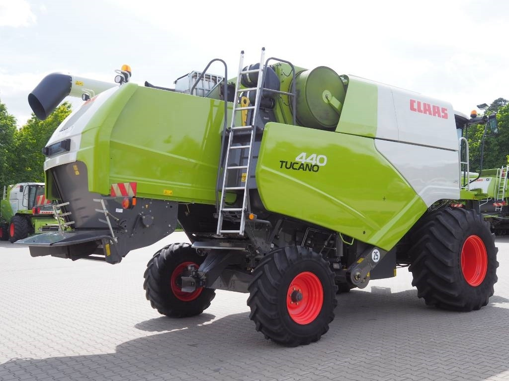 Claas Tucano 440 + V620 - Combine harvester: picture 3 Claas Tucano 440 + V620 - Combine harvester: picture 3