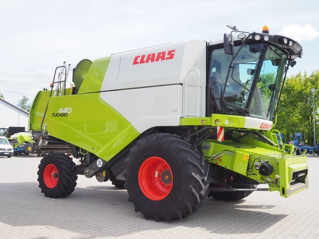 Claas Tucano 440 + V620 - Combine harvester: picture 4 Claas Tucano 440 + V620 - Combine harvester: picture 4