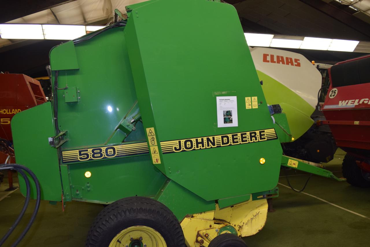 John Deere 580 - Round baler: picture 1 John Deere 580 - Round baler: picture 1