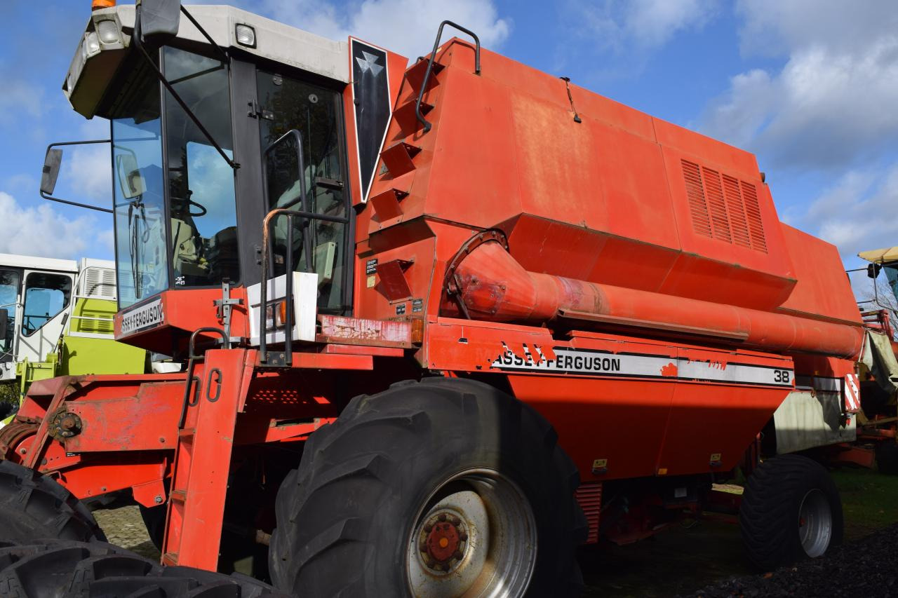 Massey Ferguson MF 38 - Combine harvester: picture 2 Massey Ferguson MF 38 - Combine harvester: picture 2