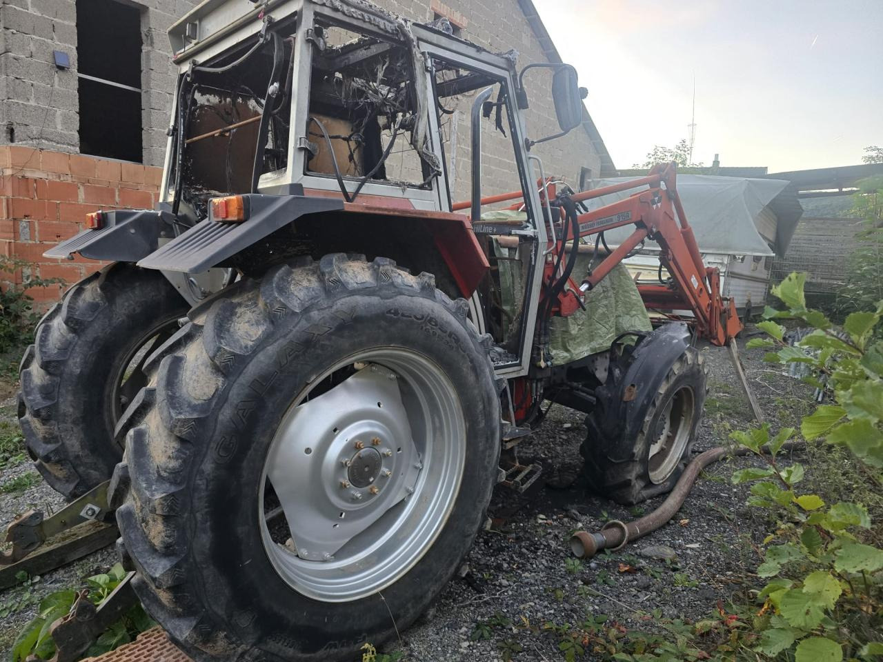 Massey Ferguson MF 390 T *Brandschaden* - Farm tractor: picture 1 Massey Ferguson MF 390 T *Brandschaden* - Farm tractor: picture 1
