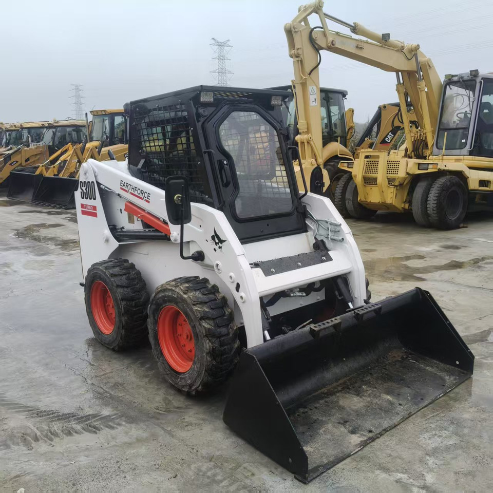 Skid steer loader Bobcat S300: picture 7