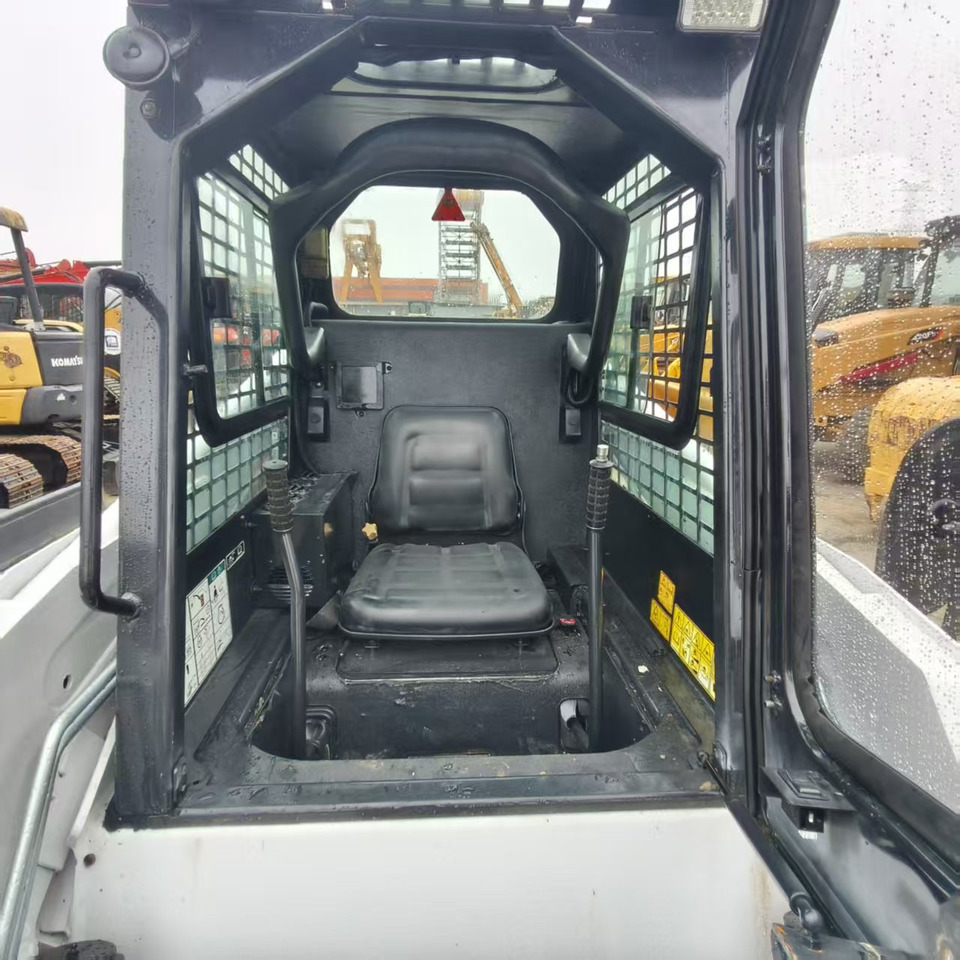 Skid steer loader Bobcat S300: picture 6