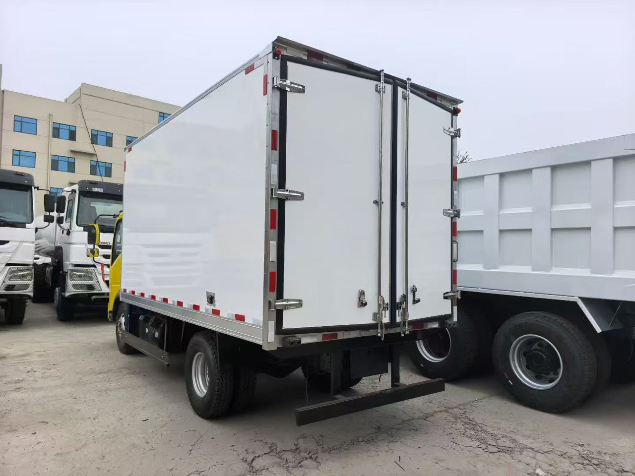 - Refrigerator truck: picture 2 - Refrigerator truck: picture 2