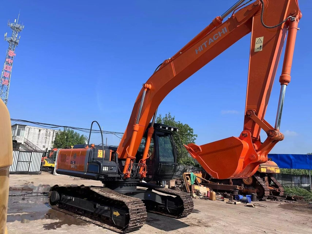 Hitachi ZX240 - Crawler excavator: picture 3 Hitachi ZX240 - Crawler excavator: picture 3