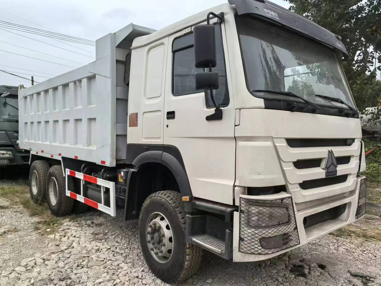 SINOTRUK HOWO 6x4 - Refrigerator truck: picture 2 SINOTRUK HOWO 6x4 - Refrigerator truck: picture 2