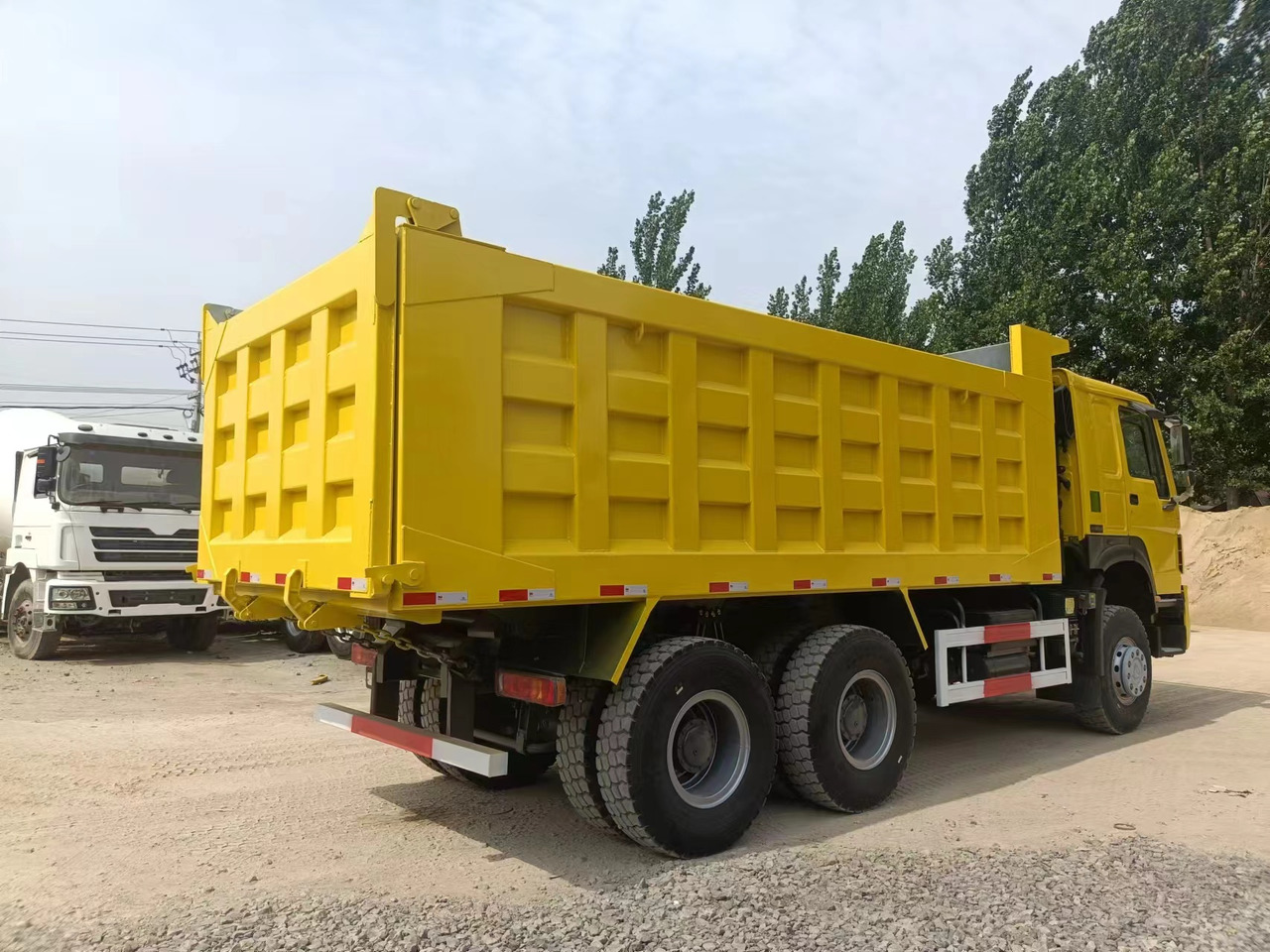 SINOTRUK HOWO - Tipper: picture 2 SINOTRUK HOWO - Tipper: picture 2