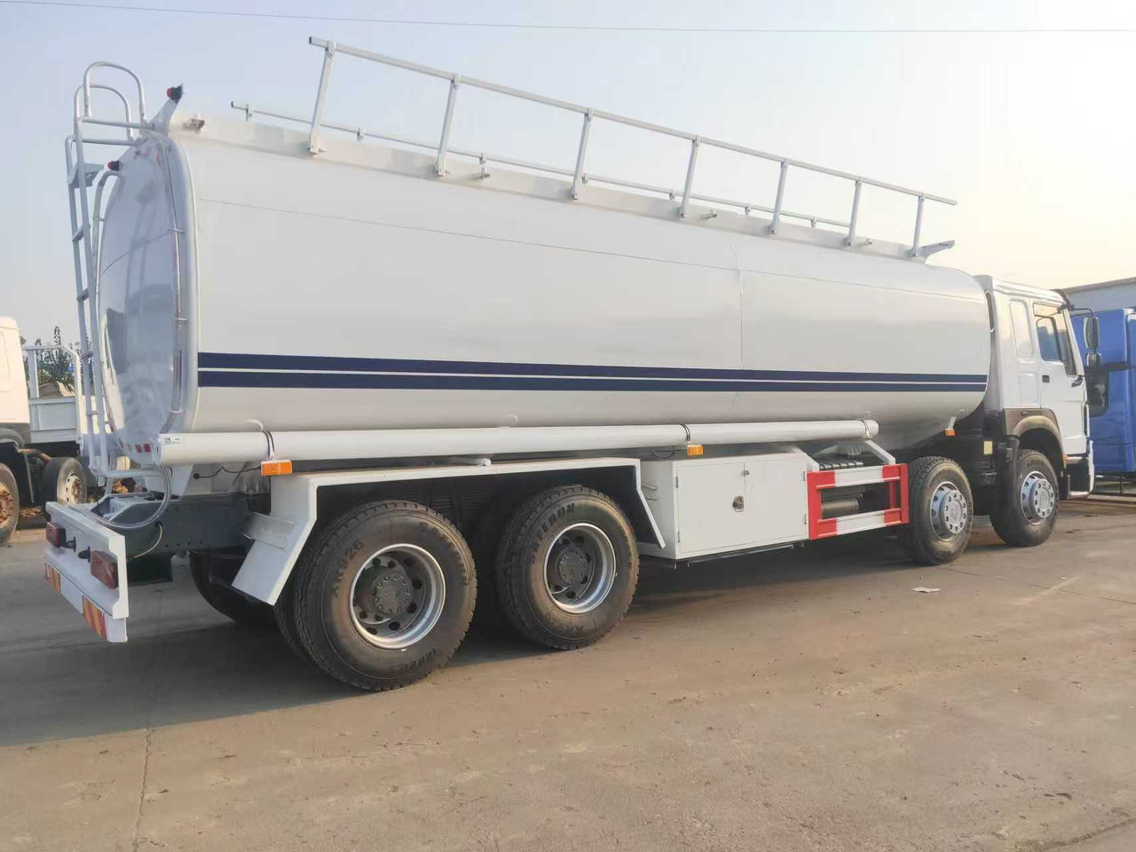SINOTRUK HOWO Fuel Tank - Tank truck: picture 3 SINOTRUK HOWO Fuel Tank - Tank truck: picture 3