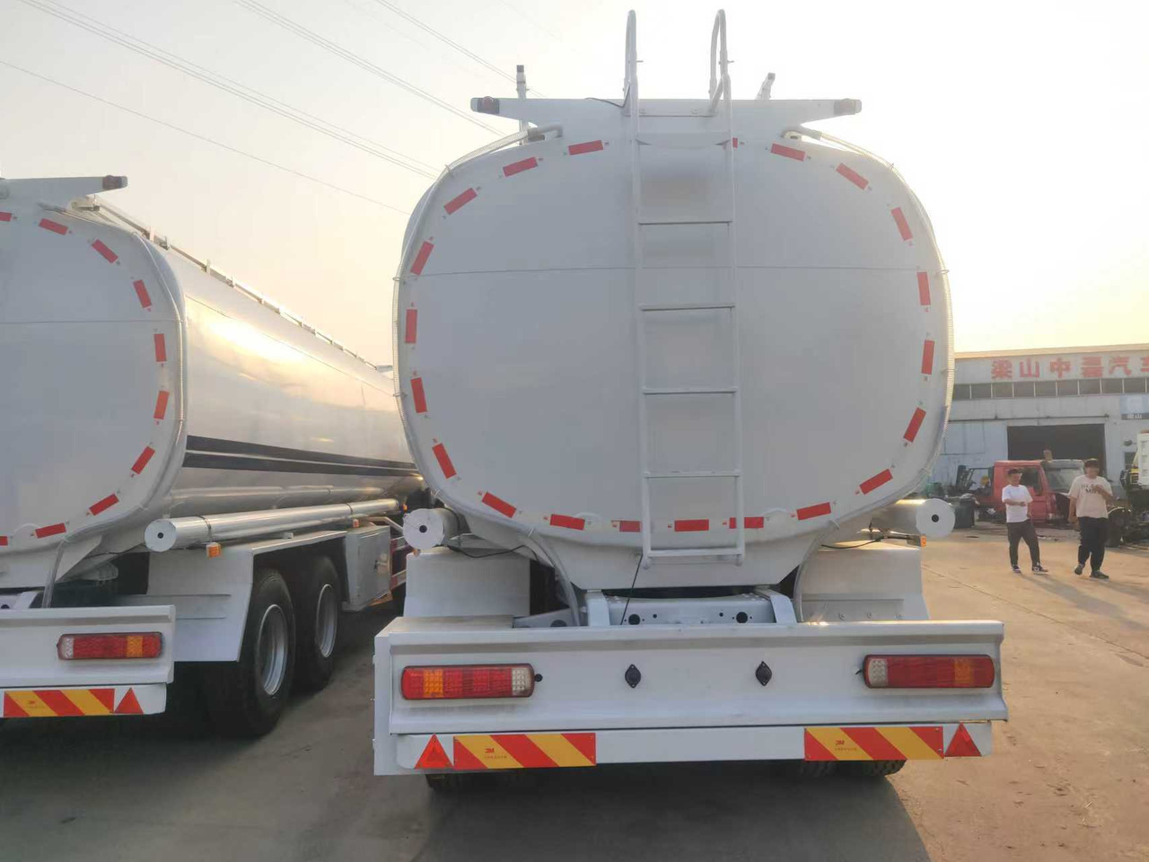 SINOTRUK HOWO Fuel Tank - Tank truck: picture 5 SINOTRUK HOWO Fuel Tank - Tank truck: picture 5