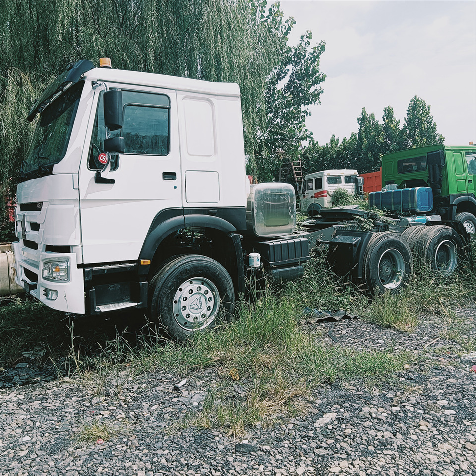 SINOTRUK HOWO trailer head - Tractor unit: picture 2 SINOTRUK HOWO trailer head - Tractor unit: picture 2