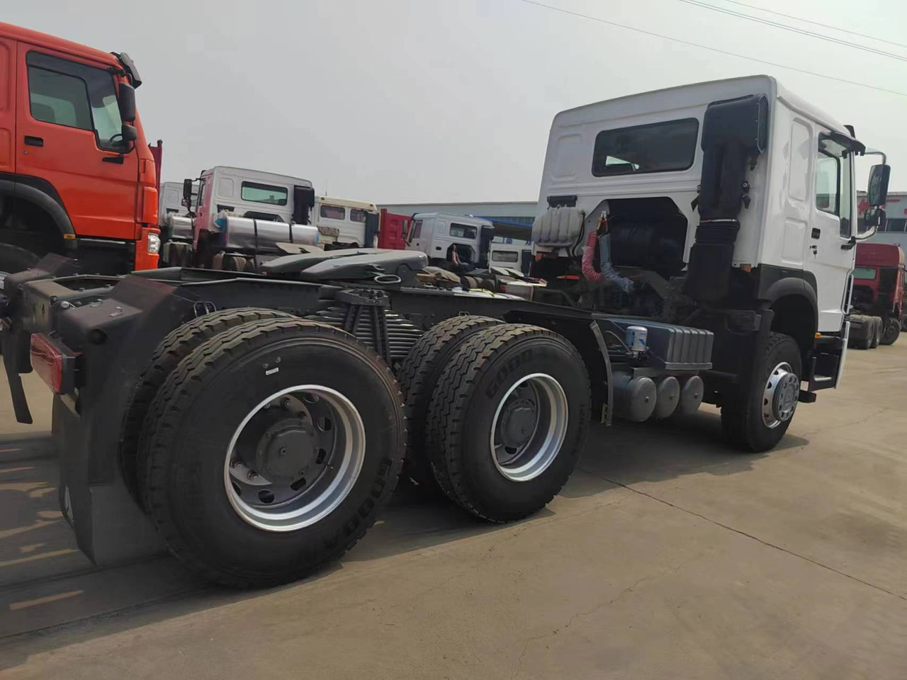 SINOTRUK HOWO trailer head - Tractor unit: picture 4 SINOTRUK HOWO trailer head - Tractor unit: picture 4