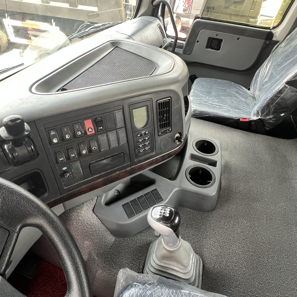 SINOTRUK HOWO tralier head - Tractor unit: picture 4 SINOTRUK HOWO tralier head - Tractor unit: picture 4