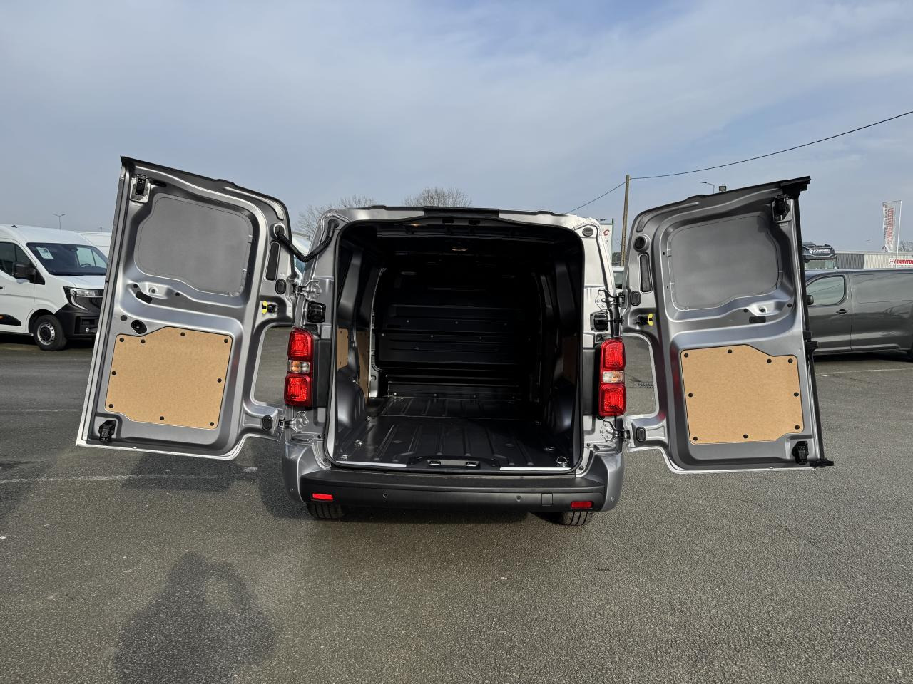 CITROEN Jumpy XL 2.0 BlueHDi - 180 S&S - BV EAT8 III FOURGON . PHASE 2 - Panel van: picture 3 CITROEN Jumpy XL 2.0 BlueHDi - 180 S&S - BV EAT8 III FOURGON . PHASE 2 - Panel van: picture 3