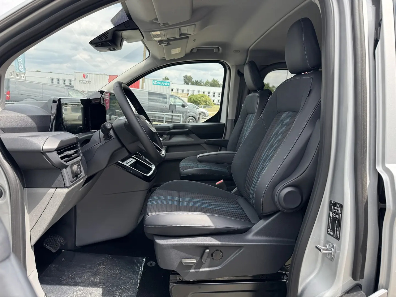 Ford Transit Custom 320 L1H1 2.0 ECOBLUE 170CH CABINE APPROFONDIE SPORT BVA8 - Combi van: picture 4 Ford Transit Custom 320 L1H1 2.0 ECOBLUE 170CH CABINE APPROFONDIE SPORT BVA8 - Combi van: picture 4