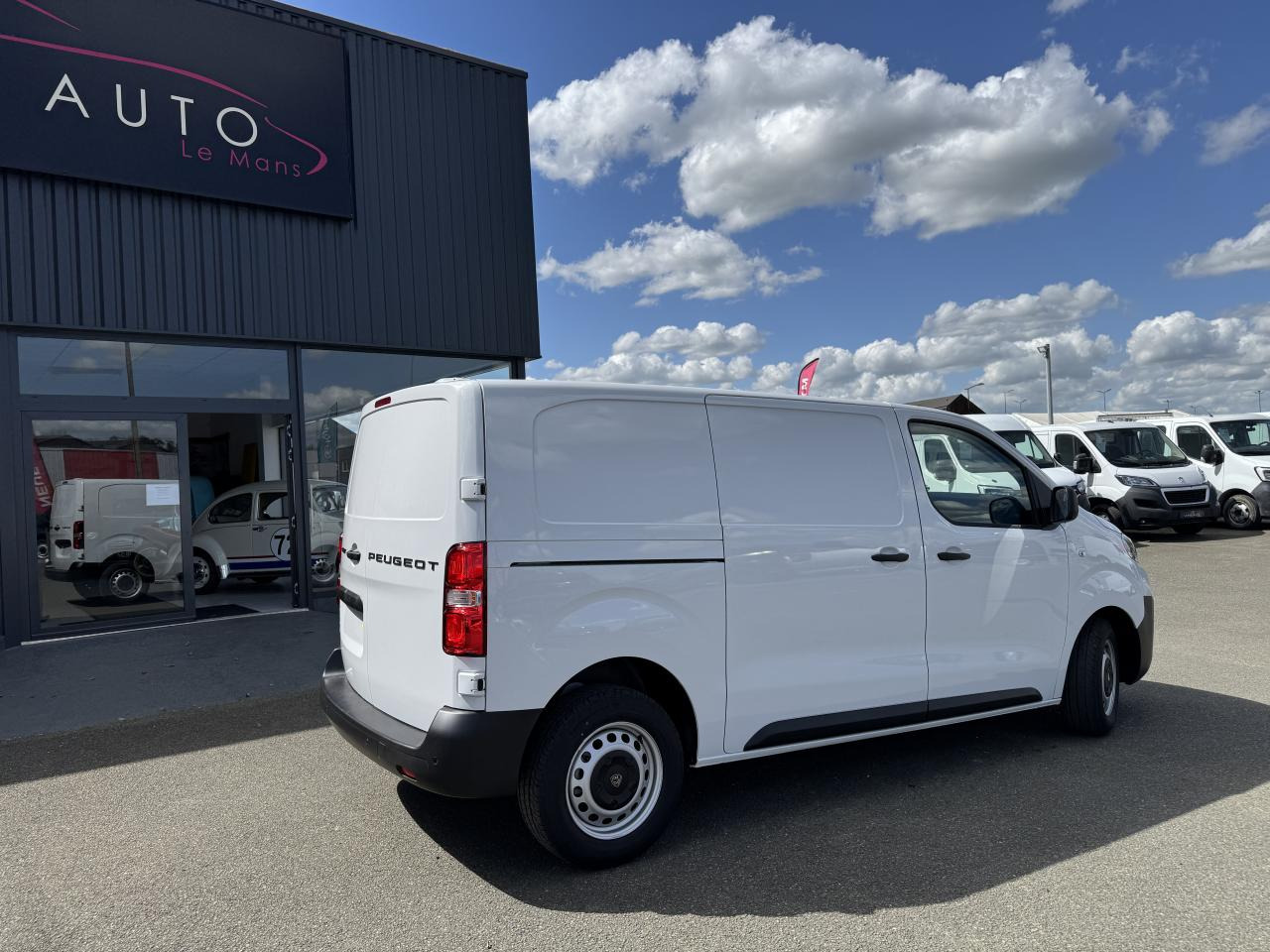 Leasing of PEUGEOT Expert M 2.0 BlueHDi - 145 III FOURGON Fourgon PHASE 2 PEUGEOT Expert M 2.0 BlueHDi - 145 III FOURGON Fourgon PHASE 2: picture 8 Leasing of PEUGEOT Expert M 2.0 BlueHDi - 145 III FOURGON Fourgon PHASE 2 PEUGEOT Expert M 2.0 BlueHDi - 145 III FOURGON Fourgon PHASE 2: picture 8