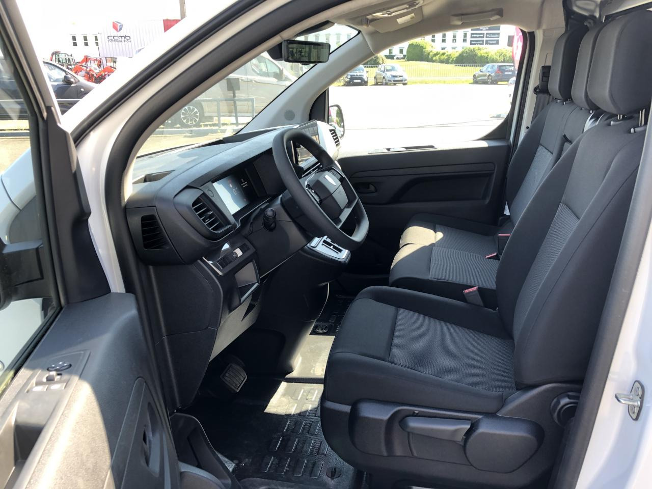 PEUGEOT Expert M 2.0 BlueHDi - 145 S&S - BV EAT8  III FOURGON Fourgon PHASE 2 - Panel van: picture 5 PEUGEOT Expert M 2.0 BlueHDi - 145 S&S - BV EAT8  III FOURGON Fourgon PHASE 2 - Panel van: picture 5