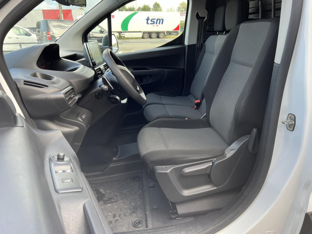 PEUGEOT Partner Standard 1.5 BlueHDi 130 CH 3 places Asphalt FOURGON - Panel van: picture 4 PEUGEOT Partner Standard 1.5 BlueHDi 130 CH 3 places Asphalt FOURGON - Panel van: picture 4