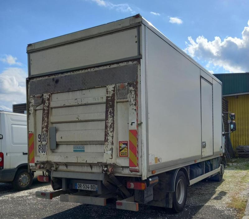 Renault D 4X2 180cv - Box truck: picture 3 Renault D 4X2 180cv - Box truck: picture 3