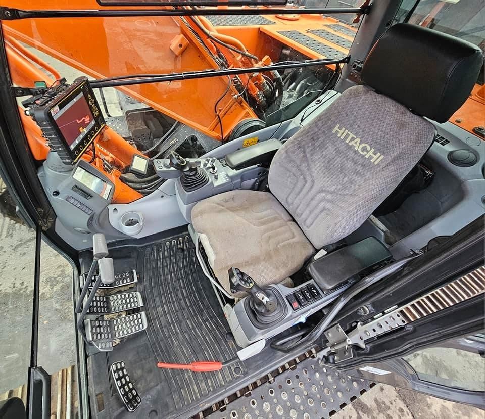 Crawler excavator Hitachi ZX 300 LC-6: picture 40