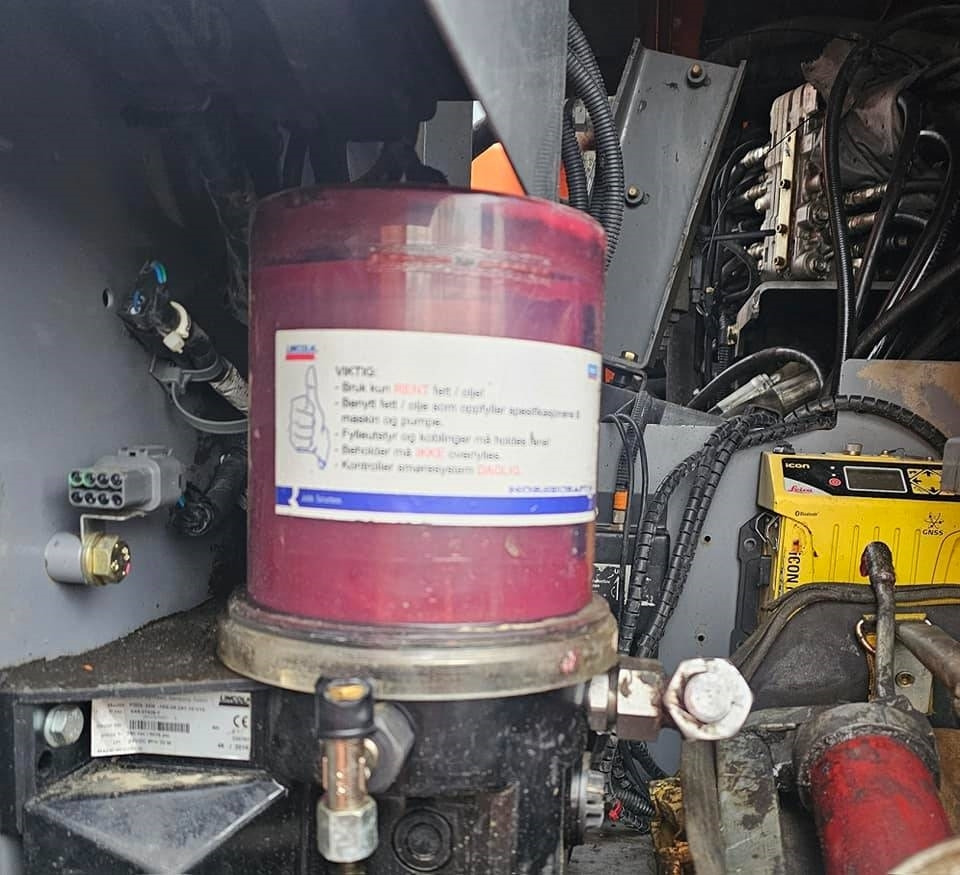 Crawler excavator Hitachi ZX 300 LC-6: picture 35